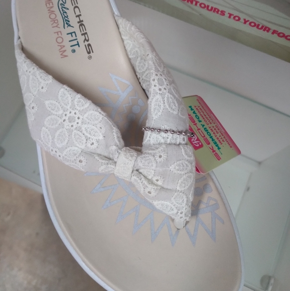 SKECHERS NWT - Picture 2 of 3